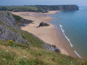 Photo of Three Cliffs Bay Creator: Gareth Lovering https://www.flickr.com/photos/swansealocalboy/6378236515 Usages under license: https://creativecommons.org/licenses/by-sa/2.0/